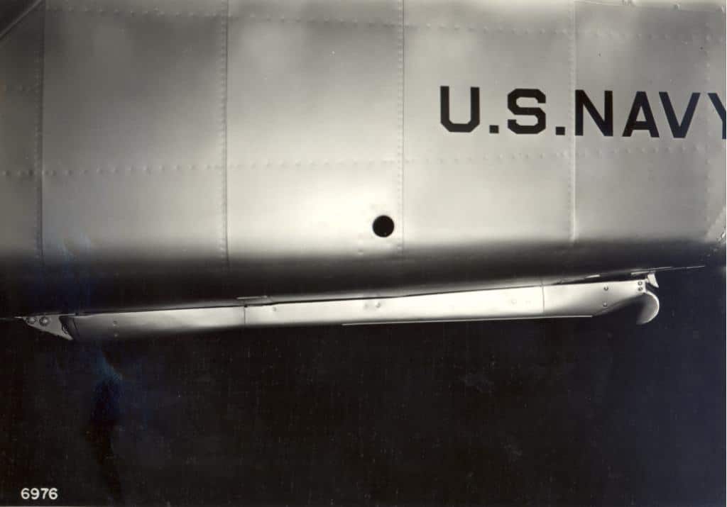 Тормозной гак под хвостовой частью фюзеляжа палубного истребителя XF5F-1 в убранном (поджатом) положении
